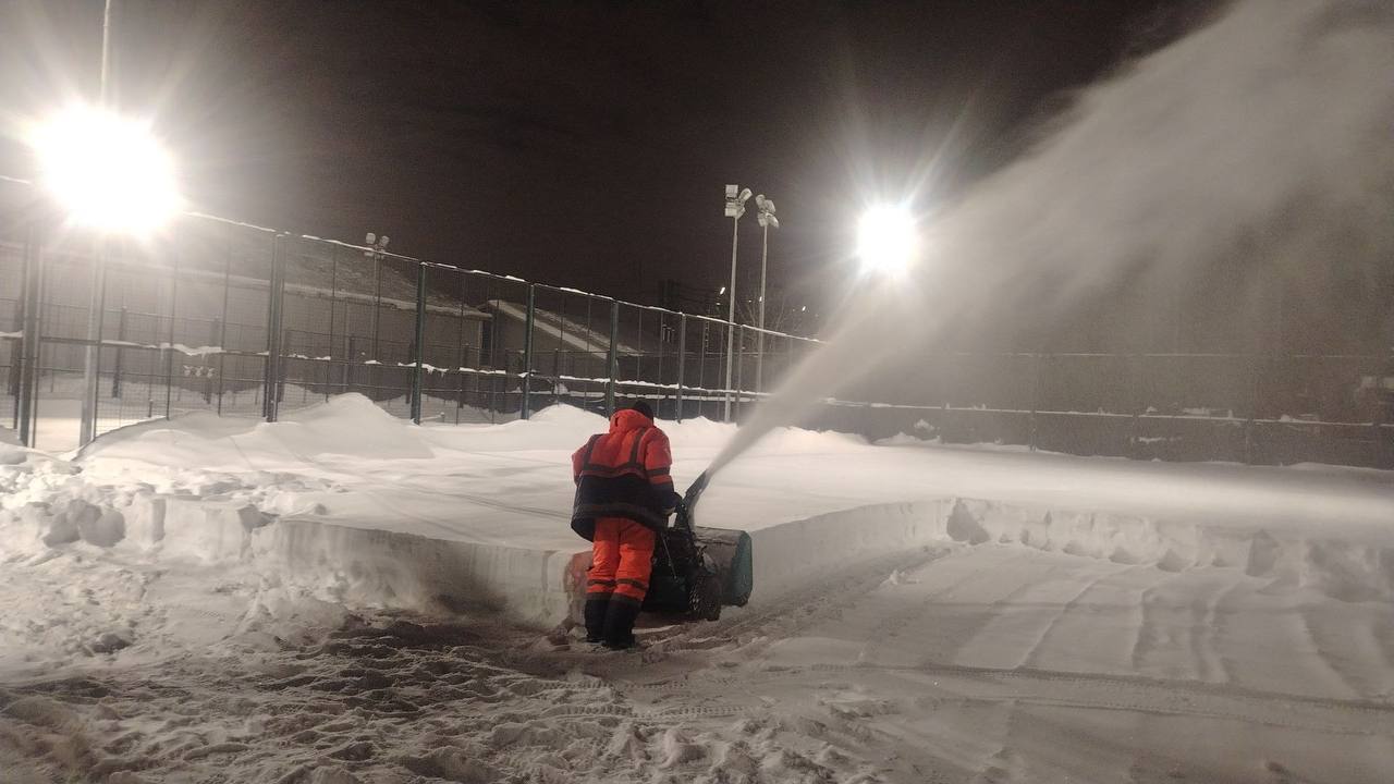 В Химках продолжают уборку общественных пространств В Химках продолжают уборку общественных пространств