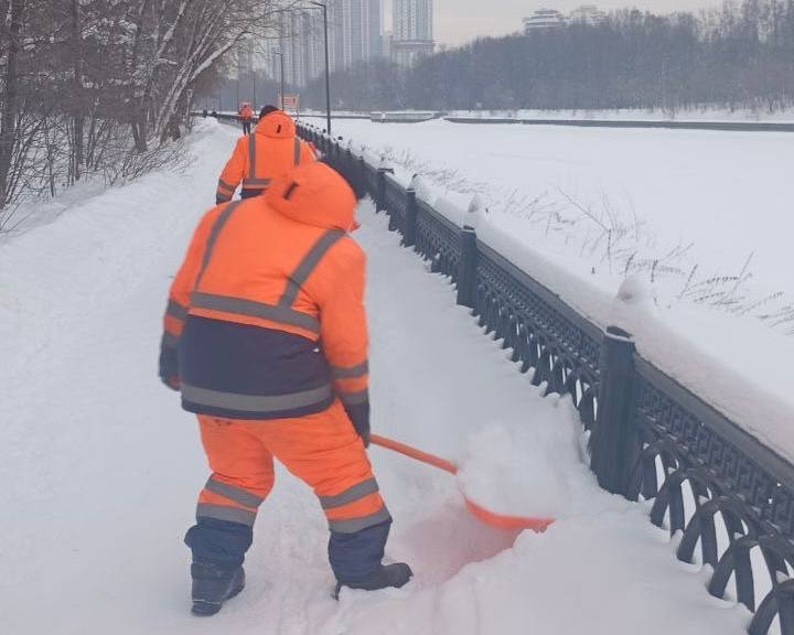 В Химках продолжают уборку общественных пространств В Химках продолжают уборку общественных пространств