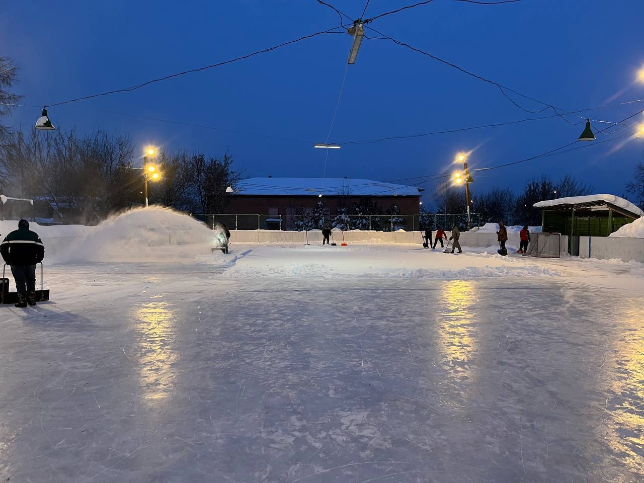 Ледовые катки и хоккейные коробки в населенных пунктах Городского округа Коломна приводят в порядок после снегопадов Ледовые катки и хоккейные коробки в населенных пунктах Городского округа Коломна приводят в порядок после снегопадов