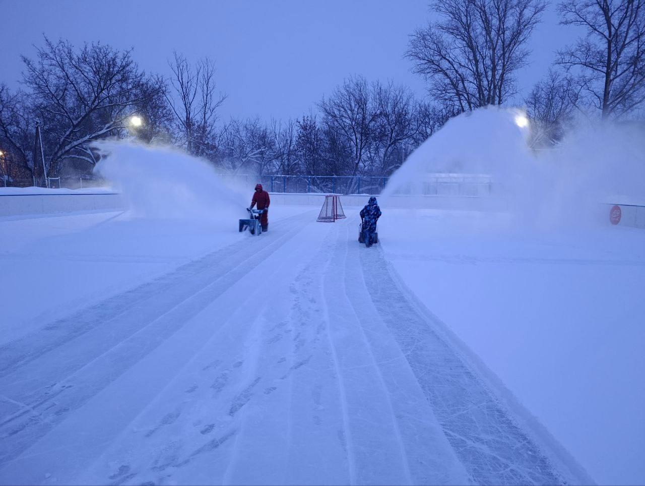 Ледовые катки и хоккейные коробки в населенных пунктах Городского округа Коломна приводят в порядок после снегопадов Ледовые катки и хоккейные коробки в населенных пунктах Городского округа Коломна приводят в порядок после снегопадов