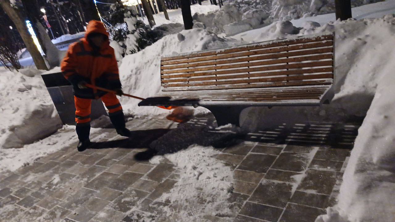 В Химках продолжают уборку общественных пространств В Химках продолжают уборку общественных пространств