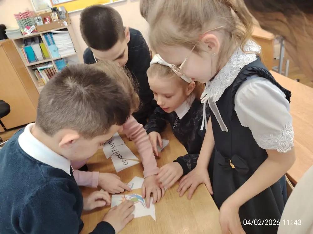 Сегодня наш 2В класс МБОУ лицея №4 (классный руководитель Остапенко И.А.) в рамках тематической недели участвовал в увлекательном событии — клубе веселых наук по русскому языку! Сегодня наш 2В класс МБОУ лицея №4 (классный руководитель Остапенко И.А.) в рамках тематической недели участвовал в увлекательном событии — клубе веселых наук по русскому языку!