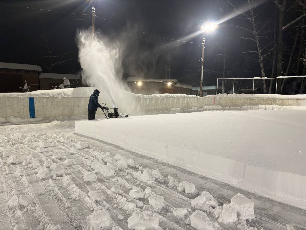 Ледовые катки и хоккейные коробки в населенных пунктах Городского округа Коломна приводят в порядок после снегопадов Ледовые катки и хоккейные коробки в населенных пунктах Городского округа Коломна приводят в порядок после снегопадов