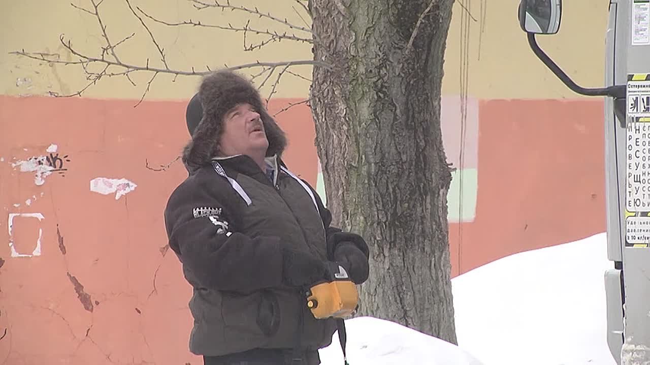 Работа по уборке снега и наледи с крыш ведется с начала зимы в ежедневном режиме сотрудниками управляющих компаний и в городе, и в сельских населенных пунктах