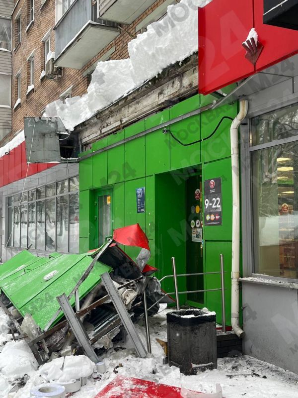 Козырек супермаркета рухнул на крыльцо с людьми из-за снега в Москве