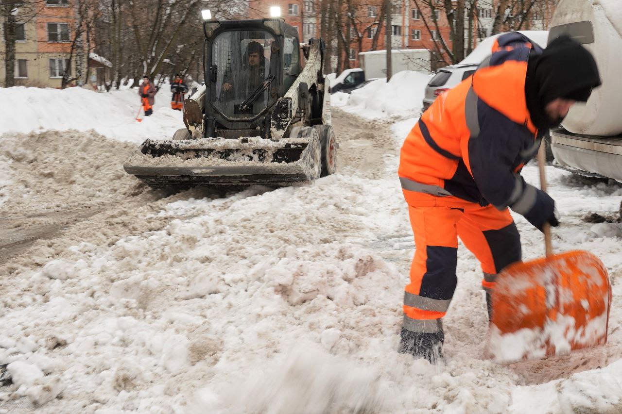 На улицы Реутова вывели 100% снегоуборочной техники