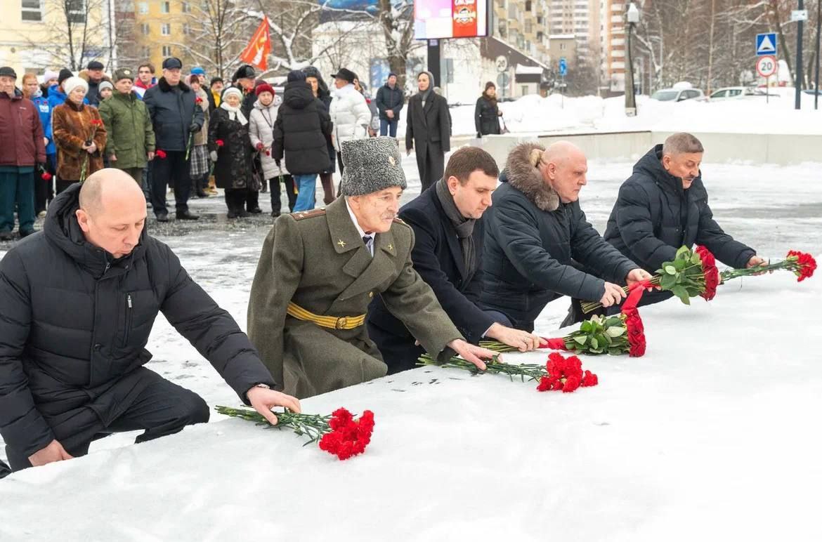 Реутовчане возложили цветы в память о погибших героях-интернационалистах Реутовчане возложили цветы в память о погибших героях-интернационалистах