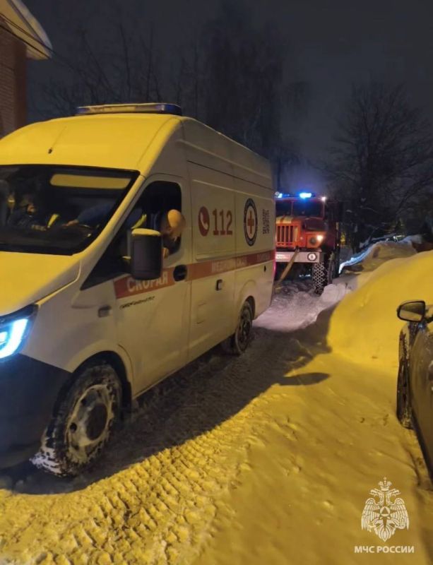 В Красногорске пожарные вытащили застрявшую в снегу машину «Скорой помощи»