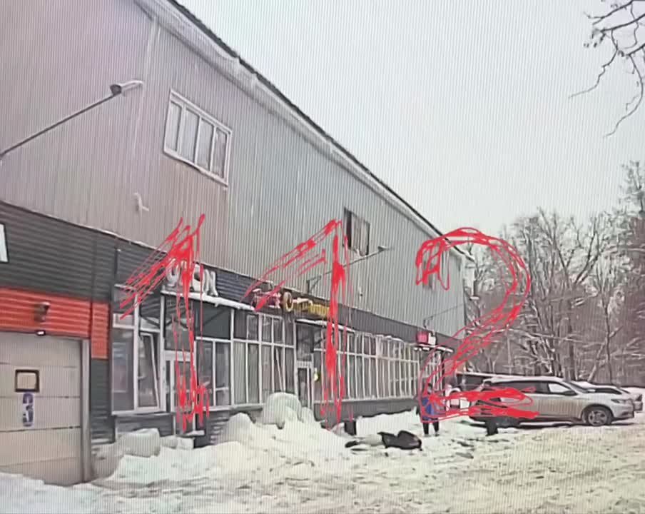 Кусок наледи упал с крыши на голову девушки в Подмосковье — 112