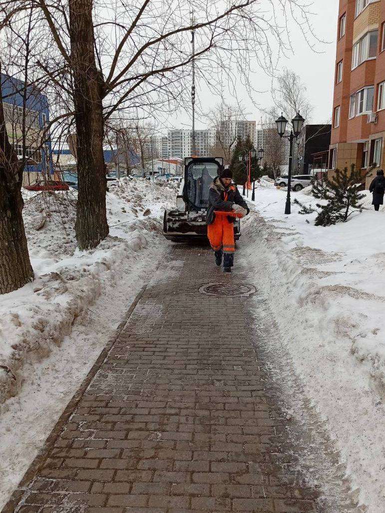 Коммунальные службы убирают снег в Подрезково