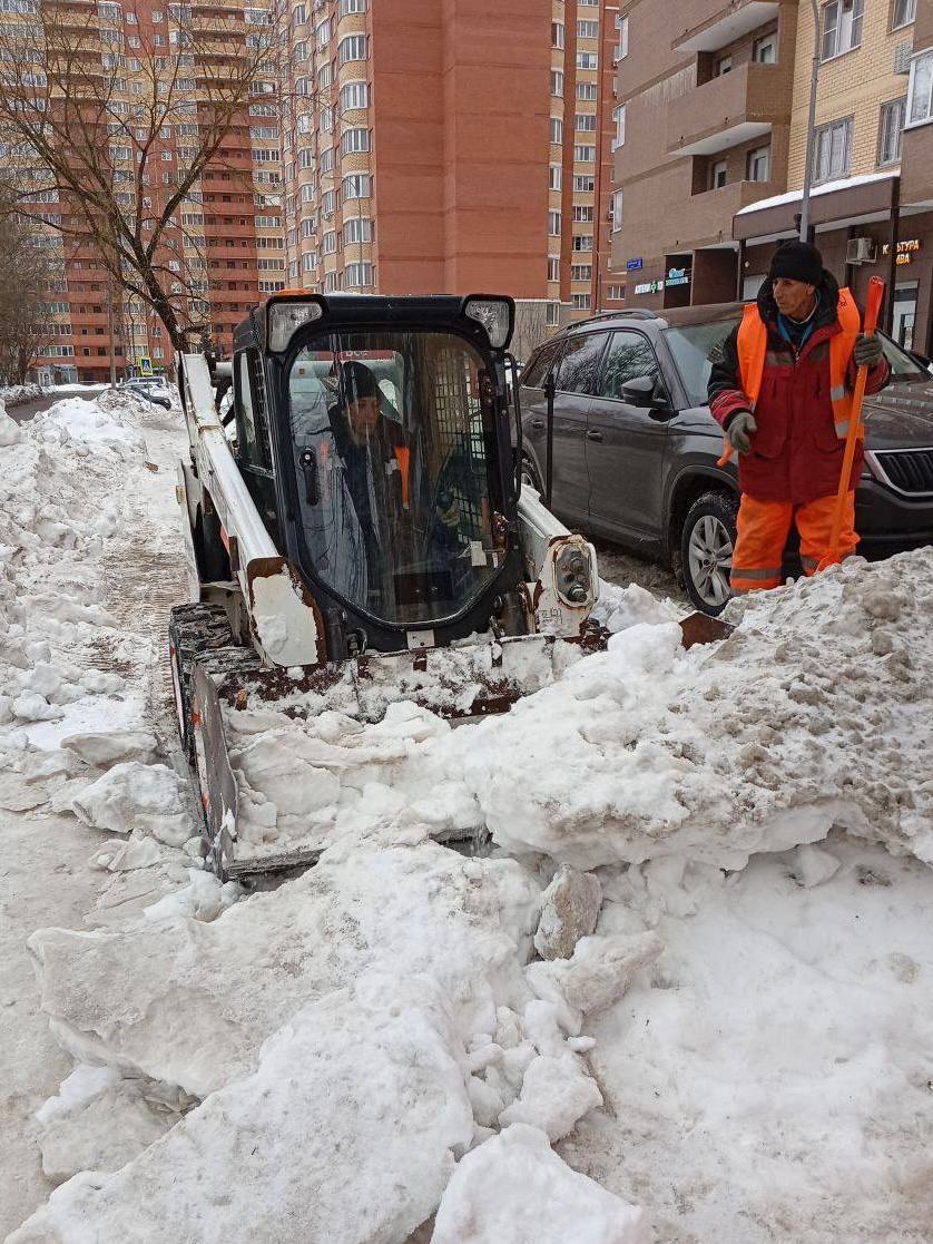Коммунальные службы убирают снег в Подрезково Коммунальные службы убирают снег в Подрезково