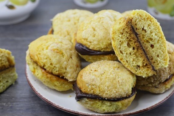 Вкусное печенье на кефире с шоколадной начинкой