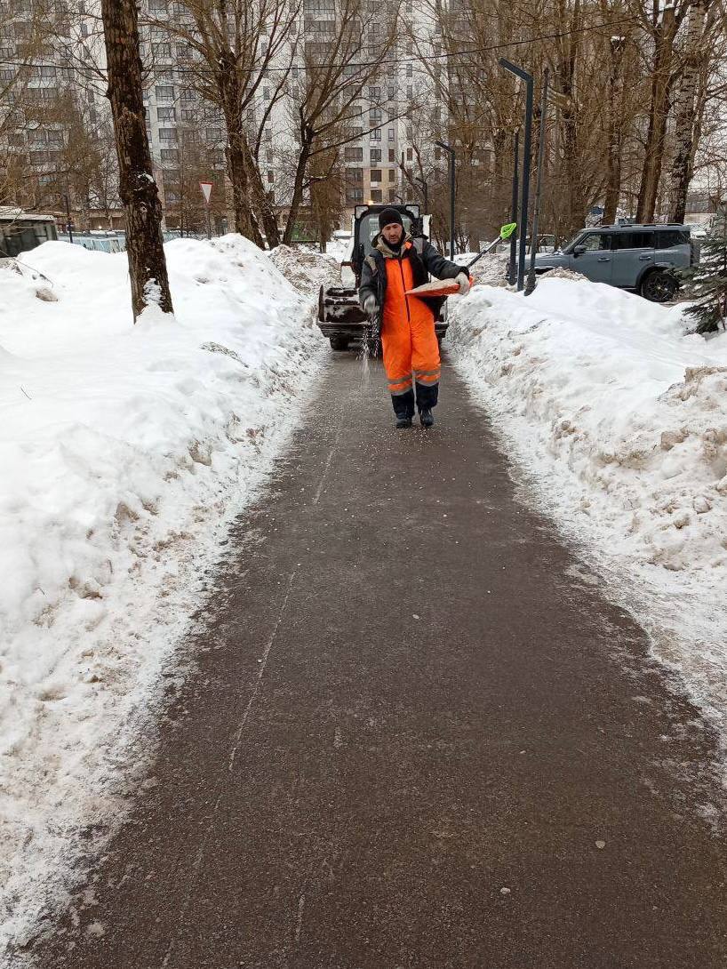 Коммунальные службы убирают снег в Подрезково Коммунальные службы убирают снег в Подрезково