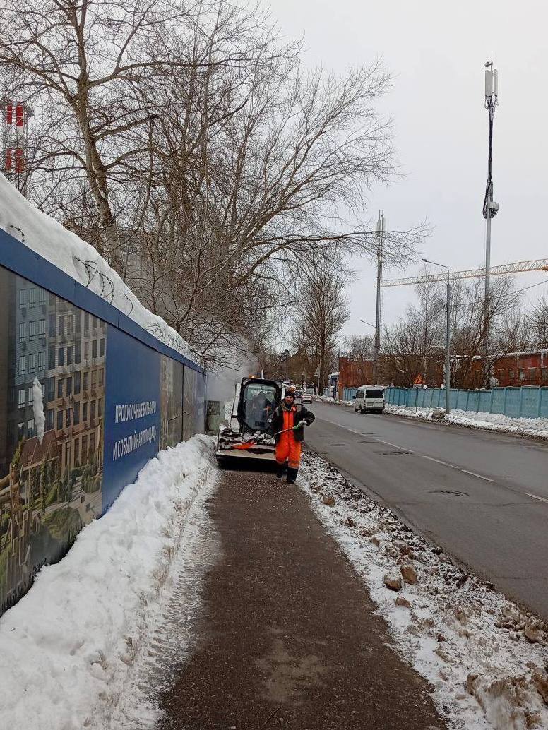 Коммунальные службы убирают снег в Подрезково Коммунальные службы убирают снег в Подрезково