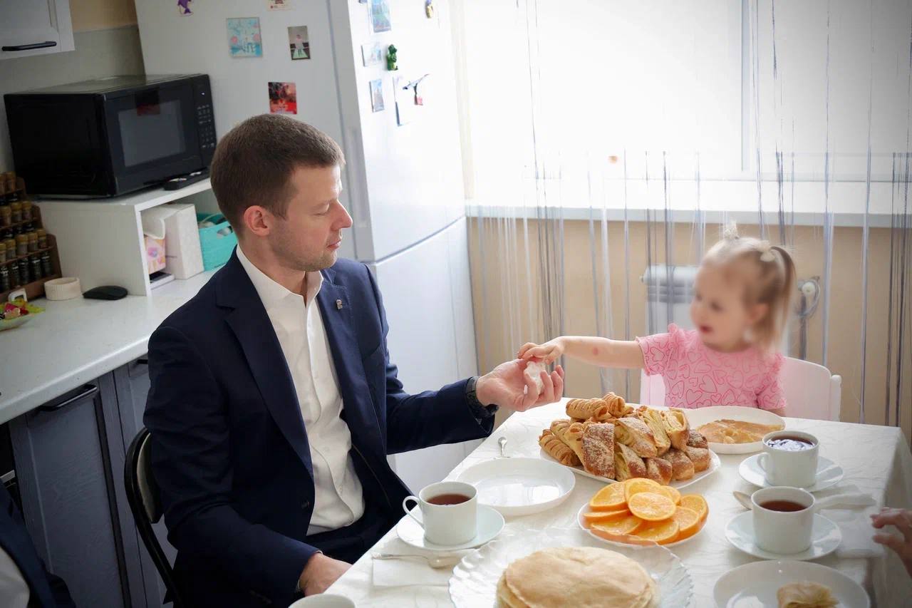 Сергей Юров: Также в рамках акции «ПолитКухня», которую проводит Молодая Гвардия Единой России, вместе с Алексеем Станиславовичем Ковязиным навестили семью участника специальной военной операции в Реутове Сергей Юров: Также в рамках акции «ПолитКухня», которую проводит Молодая Гвардия Единой России, вместе с Алексеем Станиславовичем Ковязиным навестили семью участника специальной военной операции в Реутове