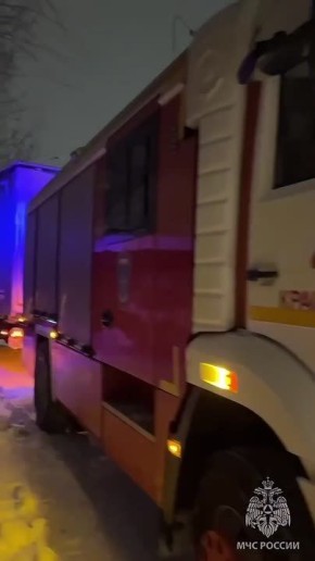 В Красногорске пожарные спасли застрявшую в снегу фуру