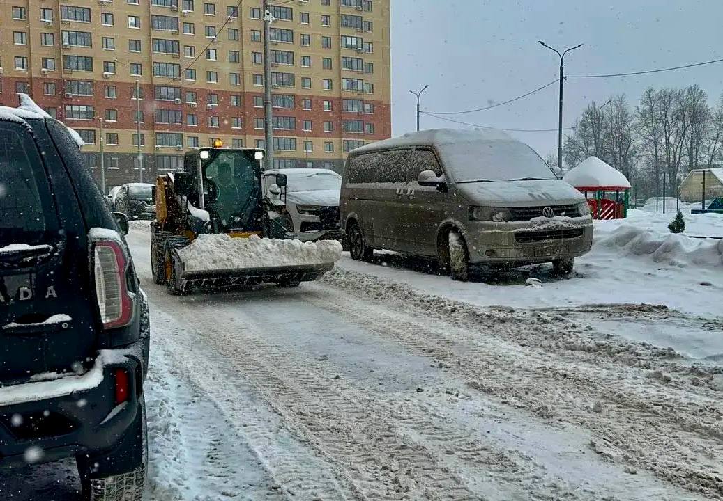 В Домодедово коммунальные службы активно расчищают парковки и обрабатывают дороги песком