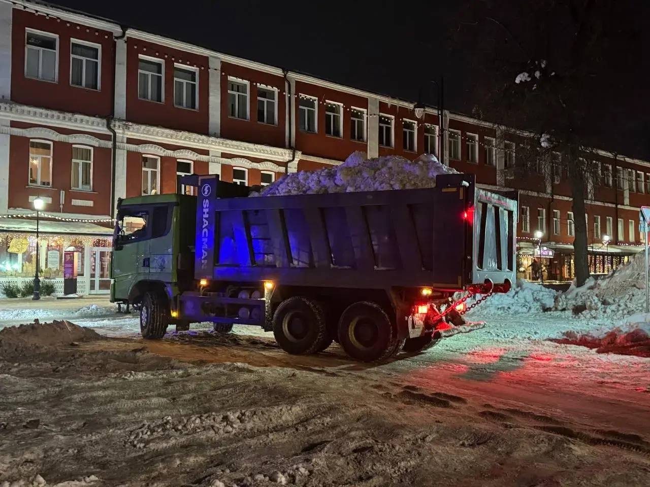 В Сергиевом Посаде коммунальные службы продолжают расчищать улицы от снега и в ночное время