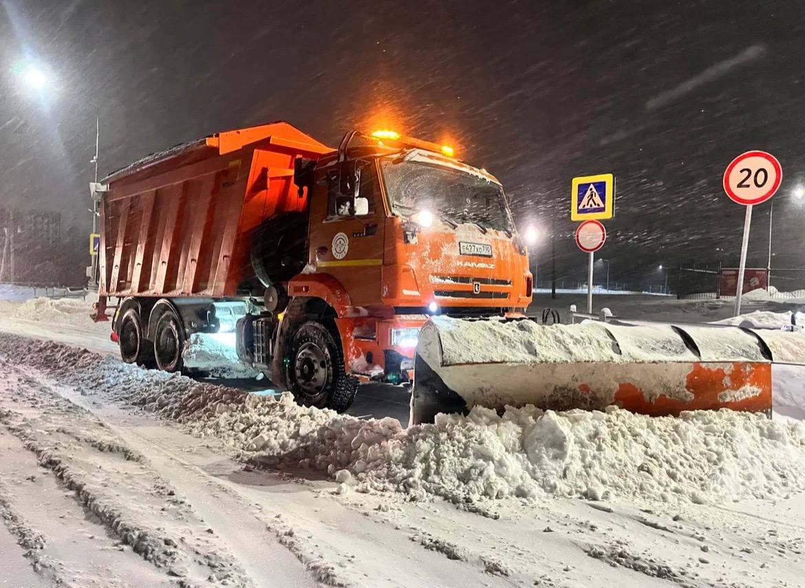 Погода не дает продохнуть дорожникам, но они не сдаются — в Подмосковье уборка снега идет даже ночью