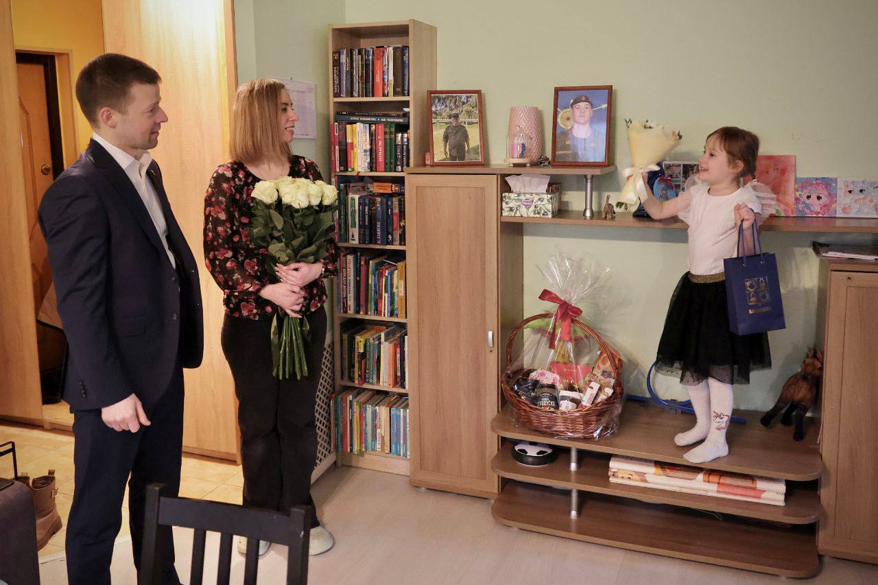 Сергей Юров: Блины, которые мы испекли вместе с ребятами из Молодой Гвардии Единлй России вместе с гостинцами привез семье нашего земляка, участника специальной военной операции Алексея Исаева Сергей Юров: Блины, которые мы испекли вместе с ребятами из Молодой Гвардии Единлй России вместе с гостинцами привез семье нашего земляка, участника специальной военной операции Алексея Исаева