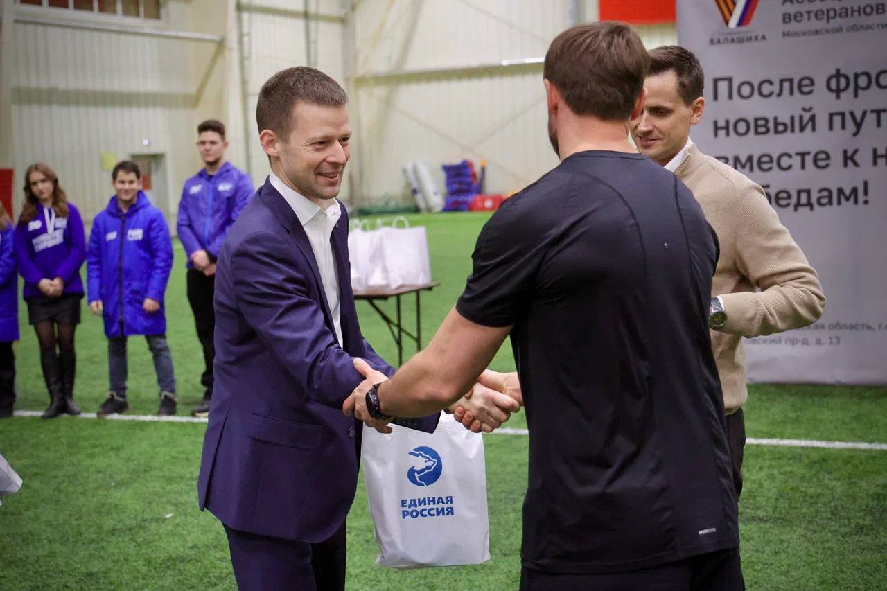 Сергей Юров: Команда настоящих Героев. В конце дня поприветствовал футбольную команду Балашихинского отделения Ассоциации ветеранов СВО «Штурм» перед их товарищеским матчем с командой ПАО «АК «Рубин» Сергей Юров: Команда настоящих Героев. В конце дня поприветствовал футбольную команду Балашихинского отделения Ассоциации ветеранов СВО «Штурм» перед их товарищеским матчем с командой ПАО «АК «Рубин»