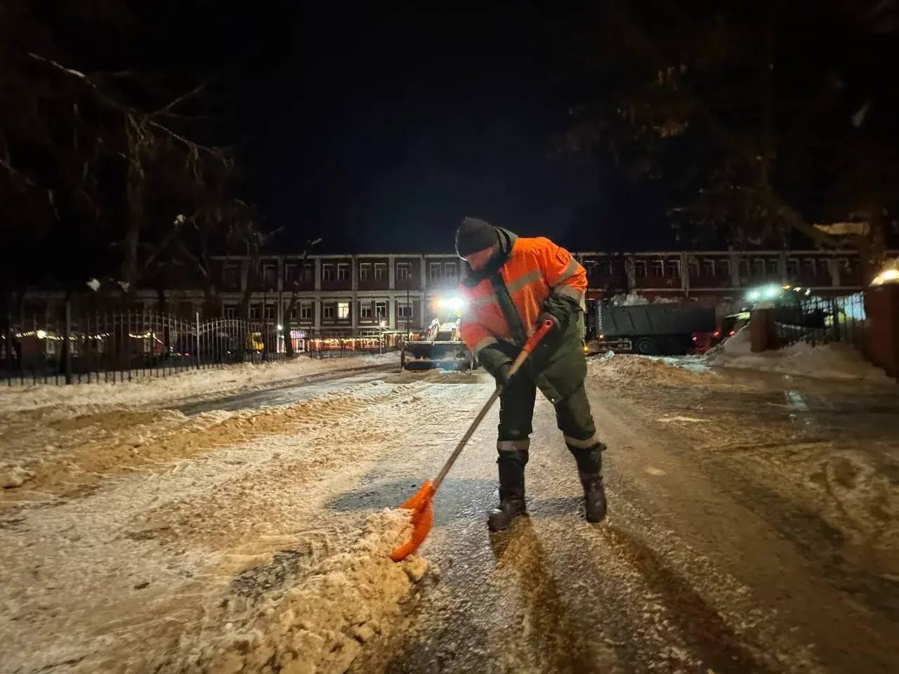 В Сергиевом Посаде коммунальные службы продолжают расчищать улицы от снега и в ночное время В Сергиевом Посаде коммунальные службы продолжают расчищать улицы от снега и в ночное время