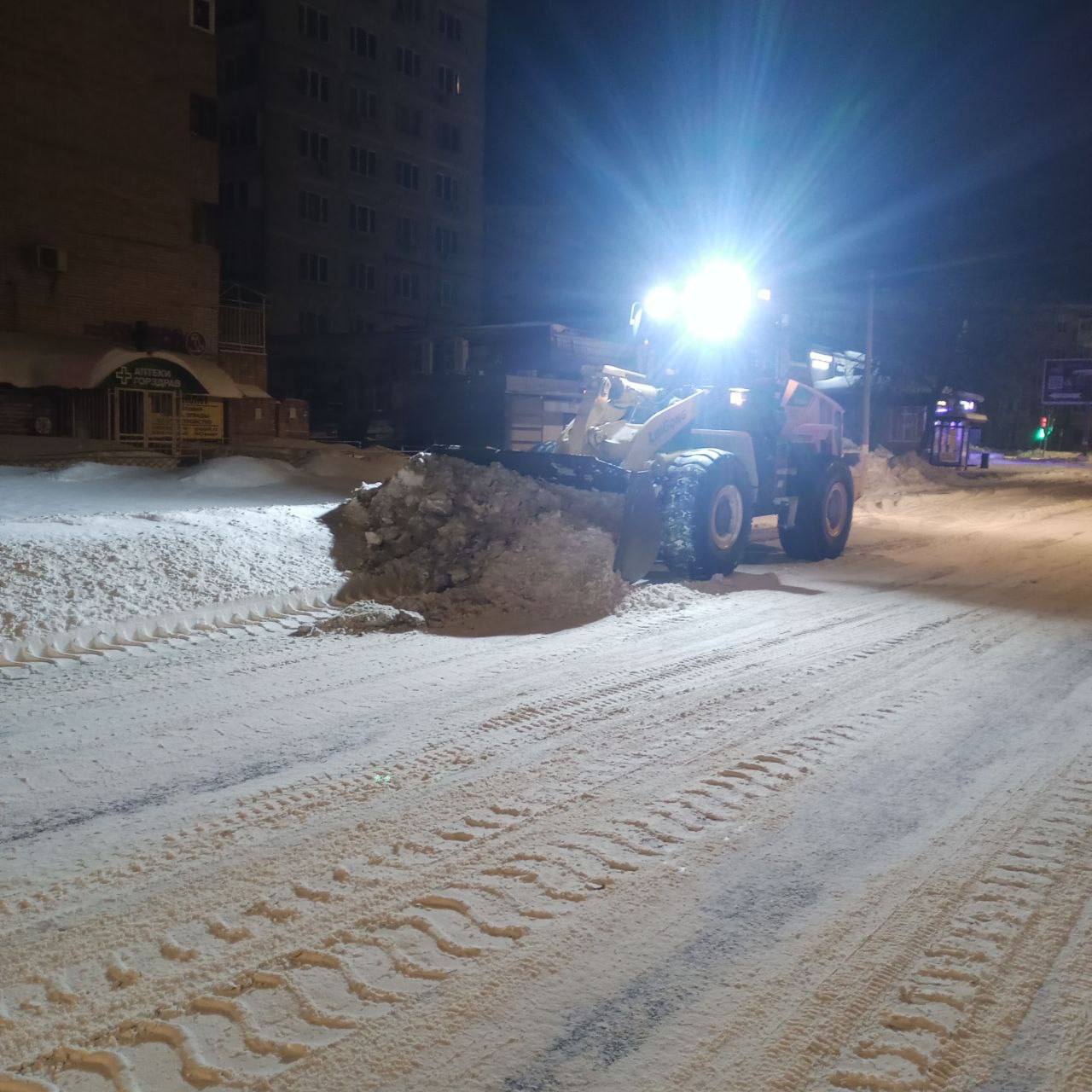 С улиц города за сутки вывезли 2,5 тысячи тонны снега С улиц города за сутки вывезли 2,5 тысячи тонны снега