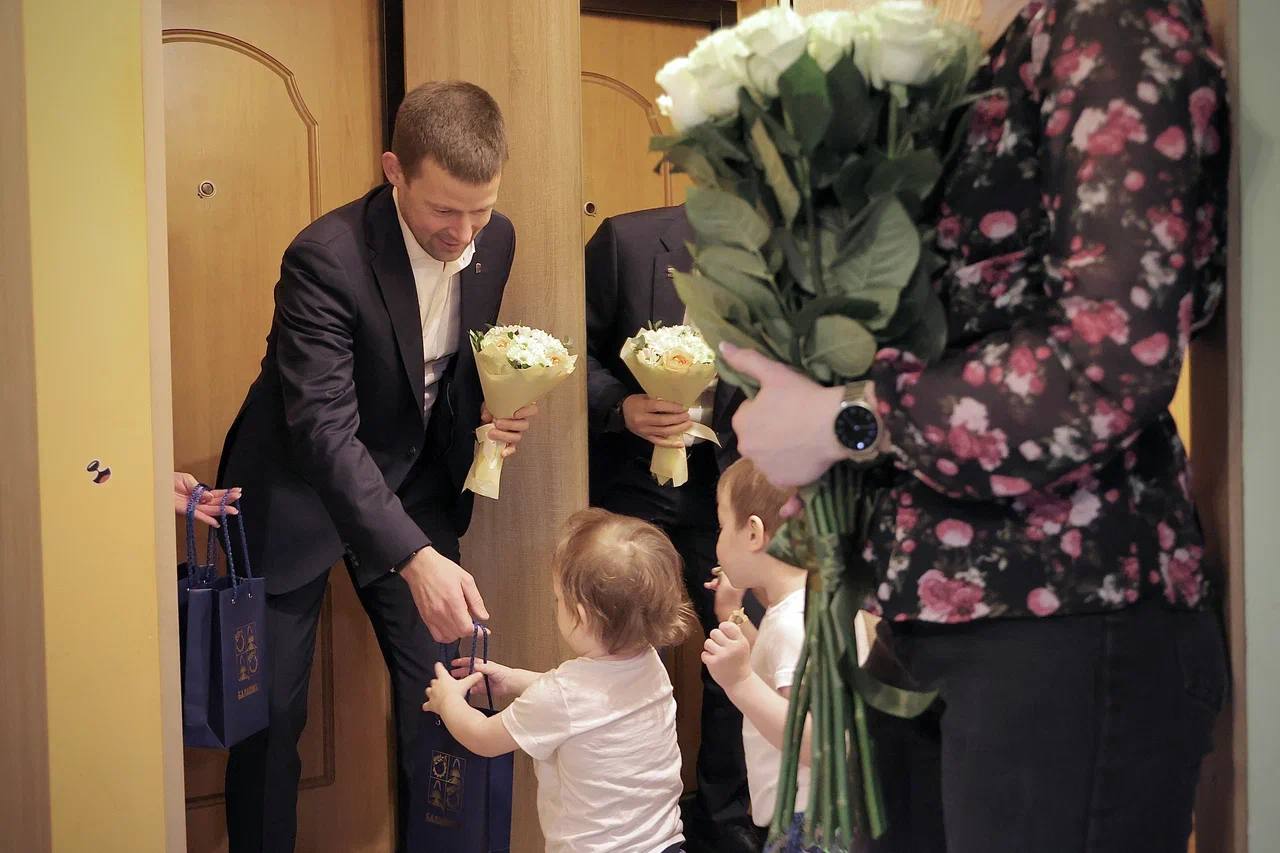 Сергей Юров: Блины, которые мы испекли вместе с ребятами из Молодой Гвардии Единлй России вместе с гостинцами привез семье нашего земляка, участника специальной военной операции Алексея Исаева Сергей Юров: Блины, которые мы испекли вместе с ребятами из Молодой Гвардии Единлй России вместе с гостинцами привез семье нашего земляка, участника специальной военной операции Алексея Исаева