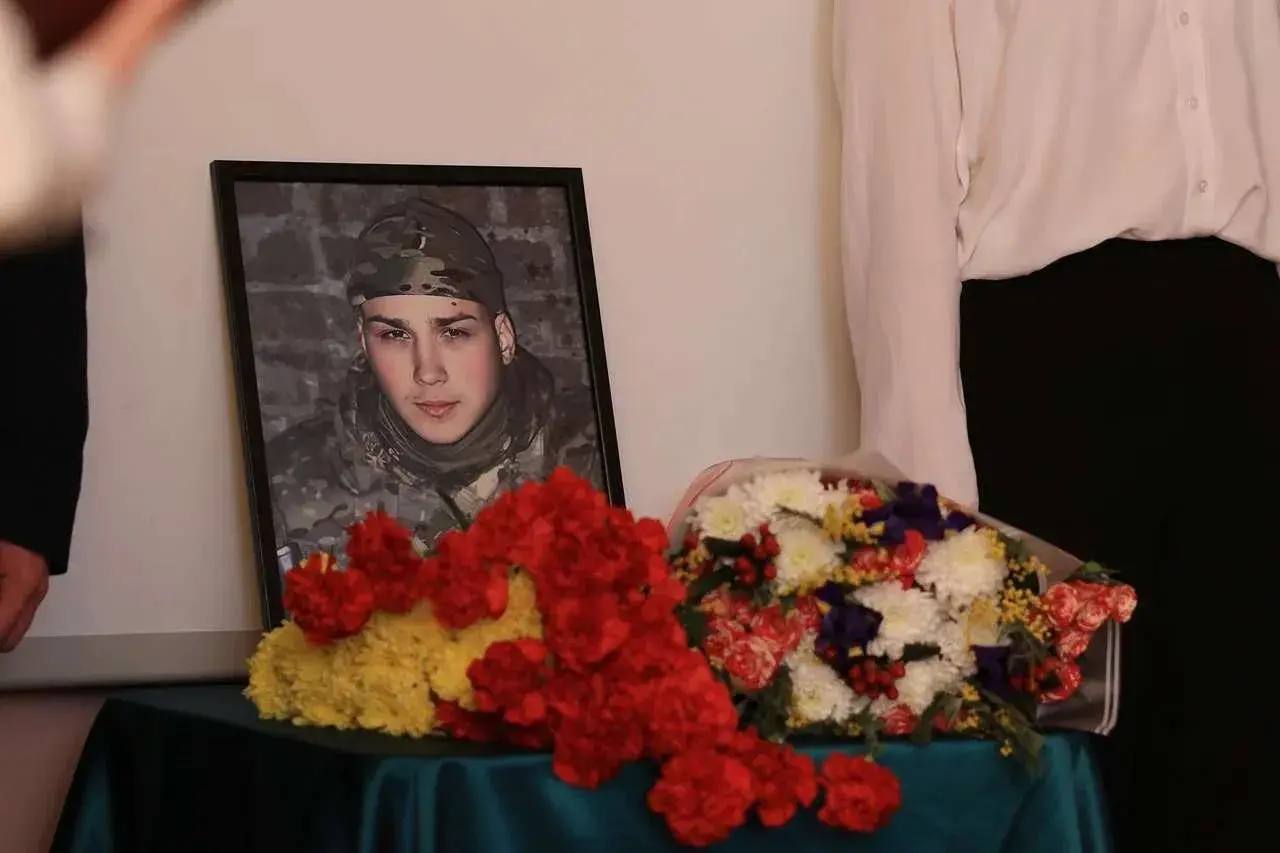 Игорь Трифонов: Сегодня, в преддверии Дня защитника Отечества, открыли Парту Героя, посвящённую памяти нашего земляка, выпускника Лицея № 4 - прапорщика Алексея Владимировича Колягина Игорь Трифонов: Сегодня, в преддверии Дня защитника Отечества, открыли Парту Героя, посвящённую памяти нашего земляка, выпускника Лицея № 4 - прапорщика Алексея Владимировича Колягина