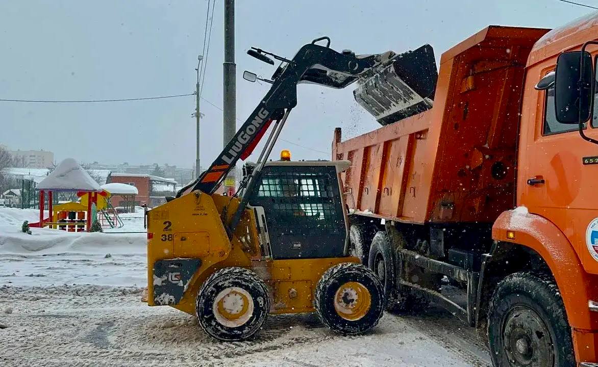 В Домодедово коммунальные службы активно расчищают парковки и обрабатывают дороги песком В Домодедово коммунальные службы активно расчищают парковки и обрабатывают дороги песком