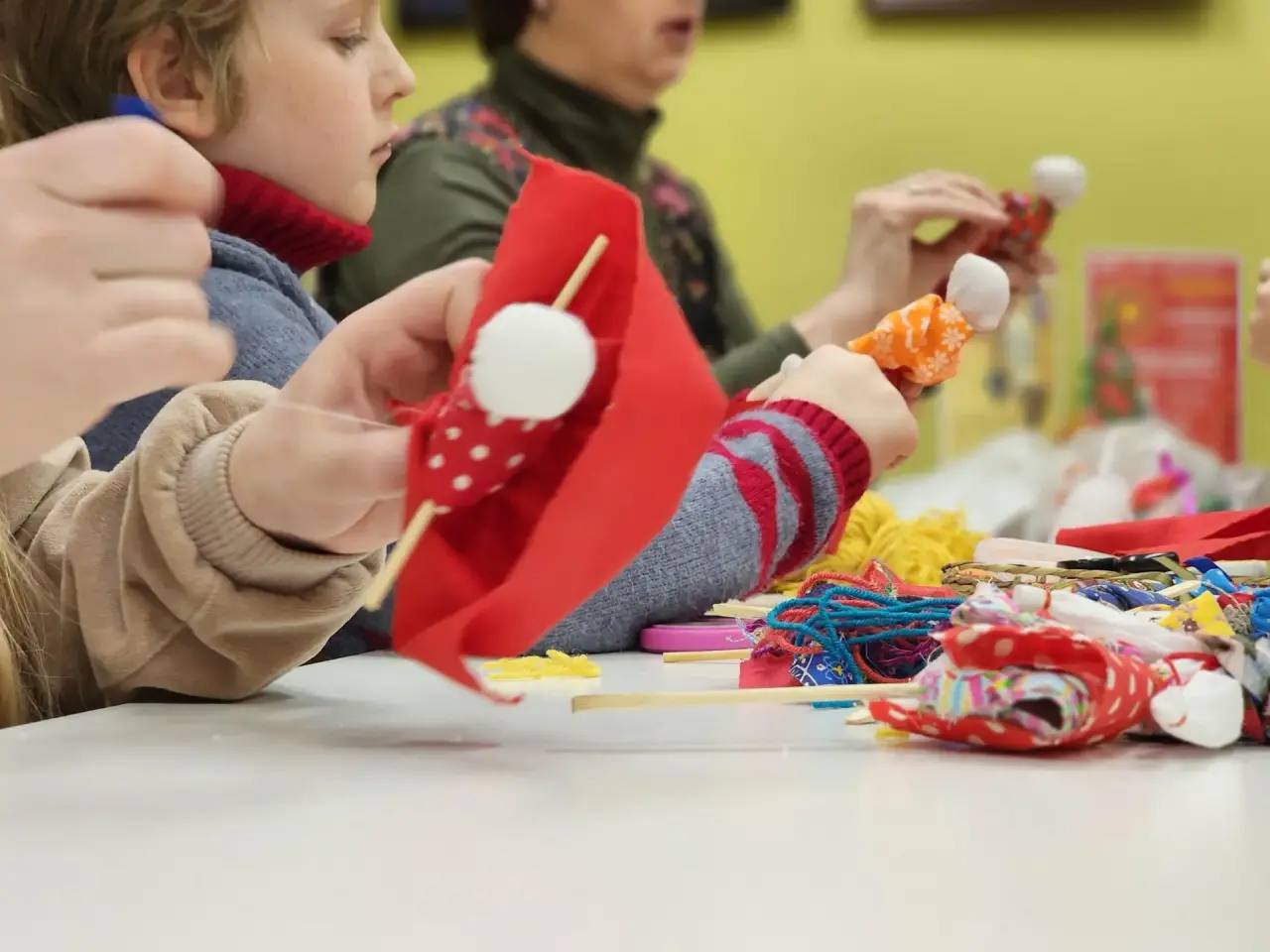 В библиотечном центре «Аленький цветочек» в г. Хотьково провели мастер-класс по изготовлению куклы Маслёнки В библиотечном центре «Аленький цветочек» в г. Хотьково провели мастер-класс по изготовлению куклы Маслёнки