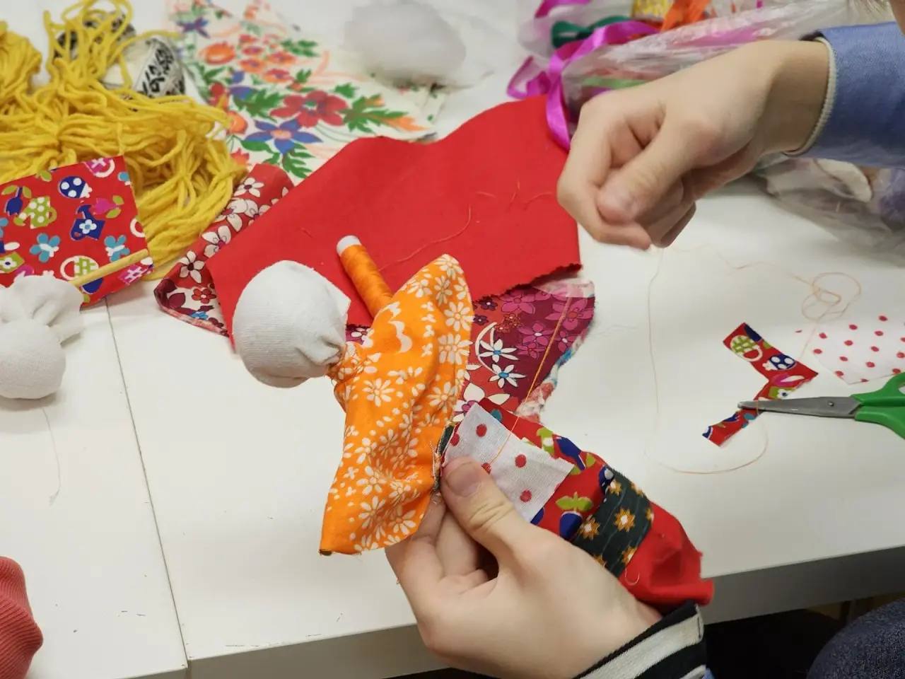 В библиотечном центре «Аленький цветочек» в г. Хотьково провели мастер-класс по изготовлению куклы Маслёнки В библиотечном центре «Аленький цветочек» в г. Хотьково провели мастер-класс по изготовлению куклы Маслёнки