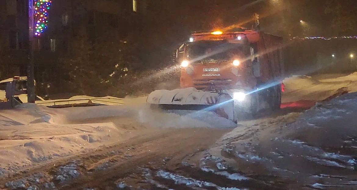 Погода не дает продохнуть дорожникам, но они не сдаются — в Подмосковье уборка снега идет даже ночью Погода не дает продохнуть дорожникам, но они не сдаются — в Подмосковье уборка снега идет даже ночью