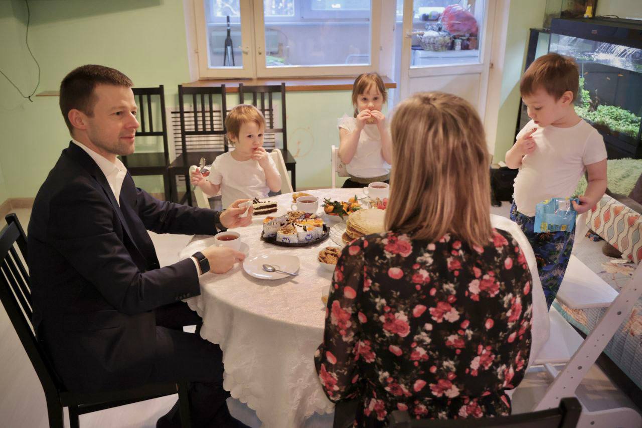 Сергей Юров: Блины, которые мы испекли вместе с ребятами из Молодой Гвардии Единлй России вместе с гостинцами привез семье нашего земляка, участника специальной военной операции Алексея Исаева Сергей Юров: Блины, которые мы испекли вместе с ребятами из Молодой Гвардии Единлй России вместе с гостинцами привез семье нашего земляка, участника специальной военной операции Алексея Исаева