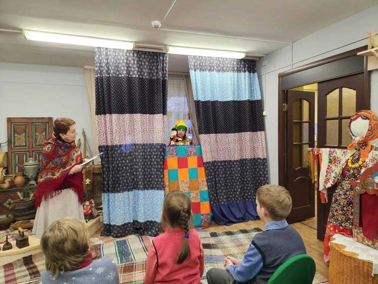 В библиотечном центре «Аленький цветочек» в г. Хотьково провели мастер-класс по изготовлению куклы Маслёнки