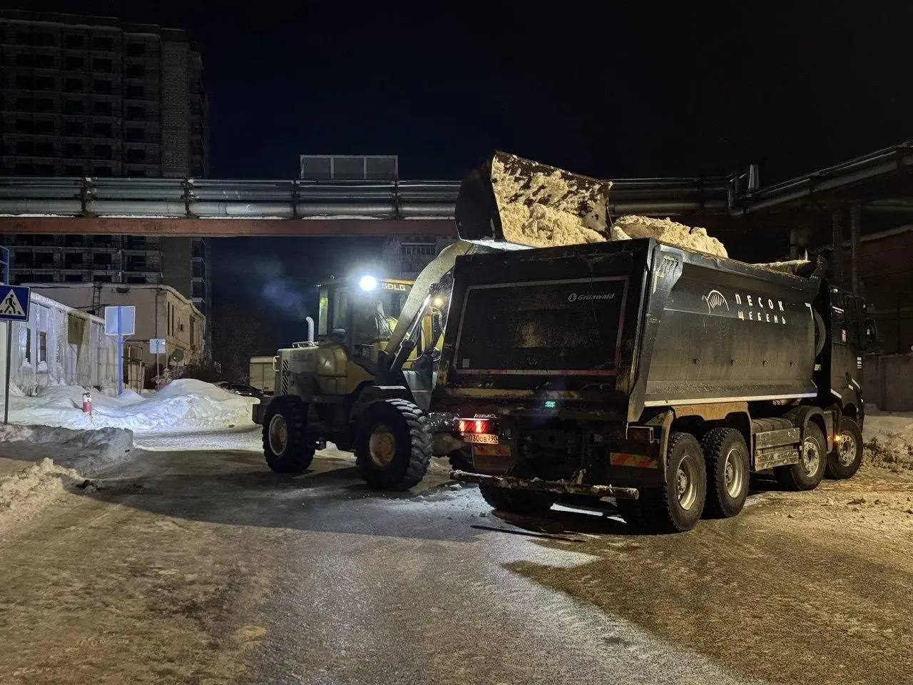 В Сергиевом Посаде коммунальные службы продолжают расчищать улицы от снега и в ночное время В Сергиевом Посаде коммунальные службы продолжают расчищать улицы от снега и в ночное время