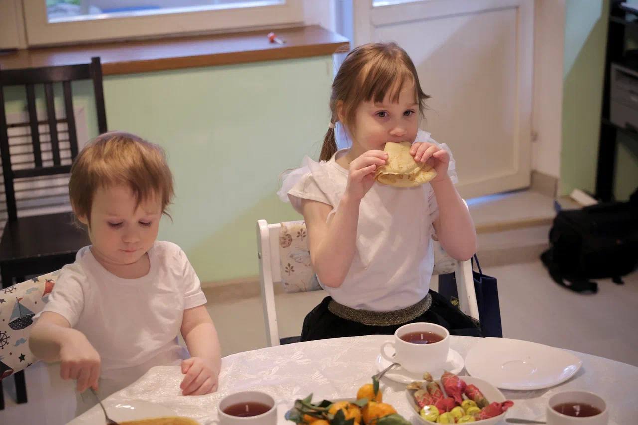 Сергей Юров: Блины, которые мы испекли вместе с ребятами из Молодой Гвардии Единлй России вместе с гостинцами привез семье нашего земляка, участника специальной военной операции Алексея Исаева Сергей Юров: Блины, которые мы испекли вместе с ребятами из Молодой Гвардии Единлй России вместе с гостинцами привез семье нашего земляка, участника специальной военной операции Алексея Исаева