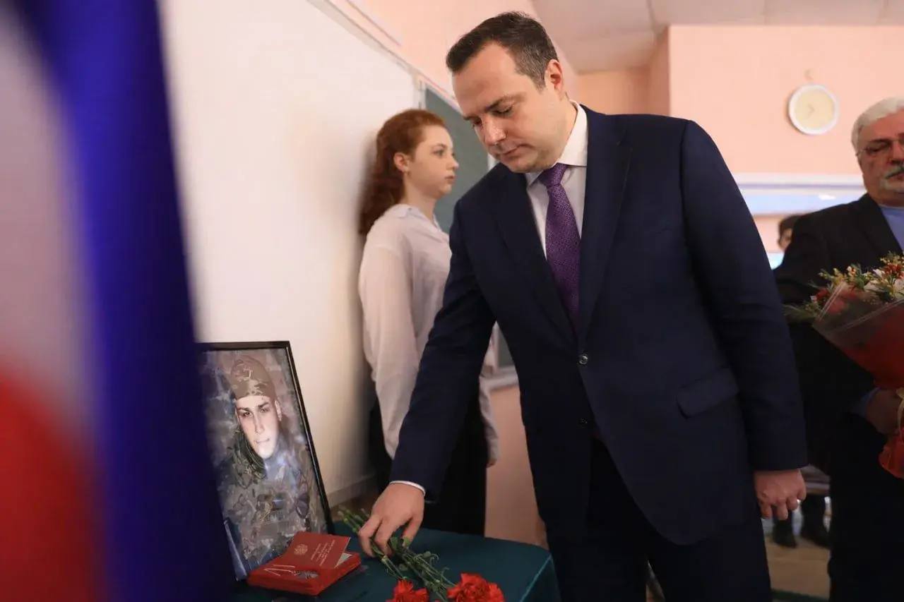 Игорь Трифонов: Сегодня, в преддверии Дня защитника Отечества, открыли Парту Героя, посвящённую памяти нашего земляка, выпускника Лицея № 4 - прапорщика Алексея Владимировича Колягина Игорь Трифонов: Сегодня, в преддверии Дня защитника Отечества, открыли Парту Героя, посвящённую памяти нашего земляка, выпускника Лицея № 4 - прапорщика Алексея Владимировича Колягина