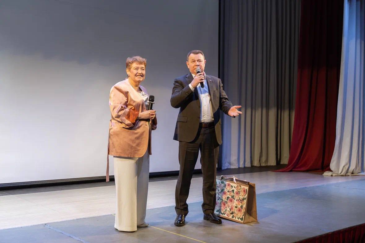 Руководитель театра «ШЭСТ» и Центра эстетического воспитания Елена Жихарева отметила юбилей Руководитель театра «ШЭСТ» и Центра эстетического воспитания Елена Жихарева отметила юбилей