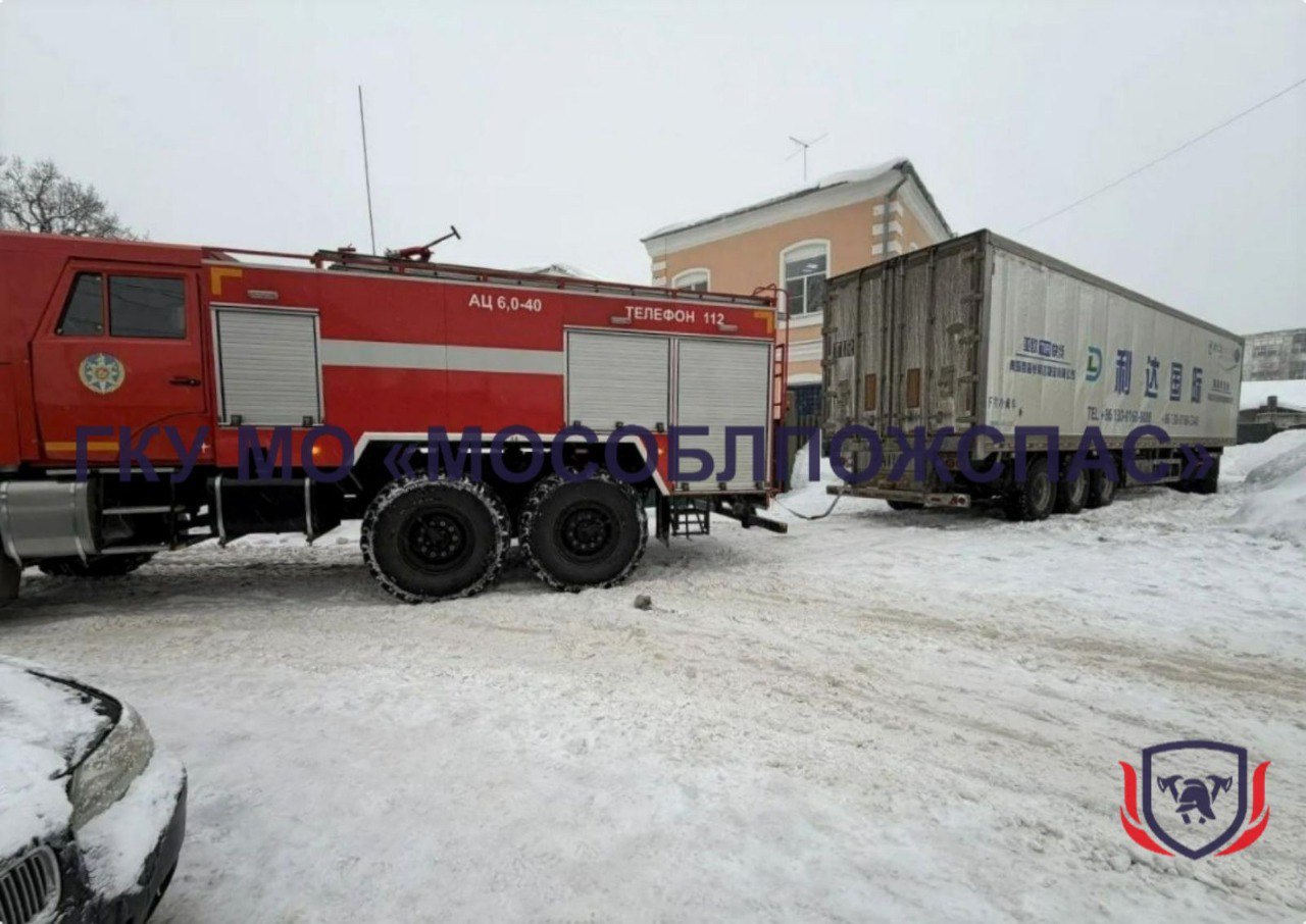 Китайский водитель застрял в сугробе в Подмосковье на 2 дня
