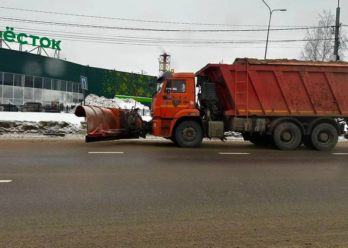 В Домодедово коммунальные службы активно расчищают парковки и обрабатывают дороги песком В Домодедово коммунальные службы активно расчищают парковки и обрабатывают дороги песком