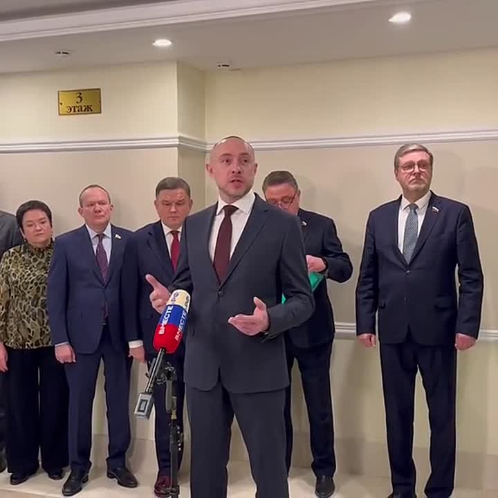 Константин Михальков: Выставка портретов «Они сражались за Родину», которая родилась из искреннего порыва инициативной группы «Север»: железнодорожников, офицеров и волонтёров, добралась до Совета Федерации