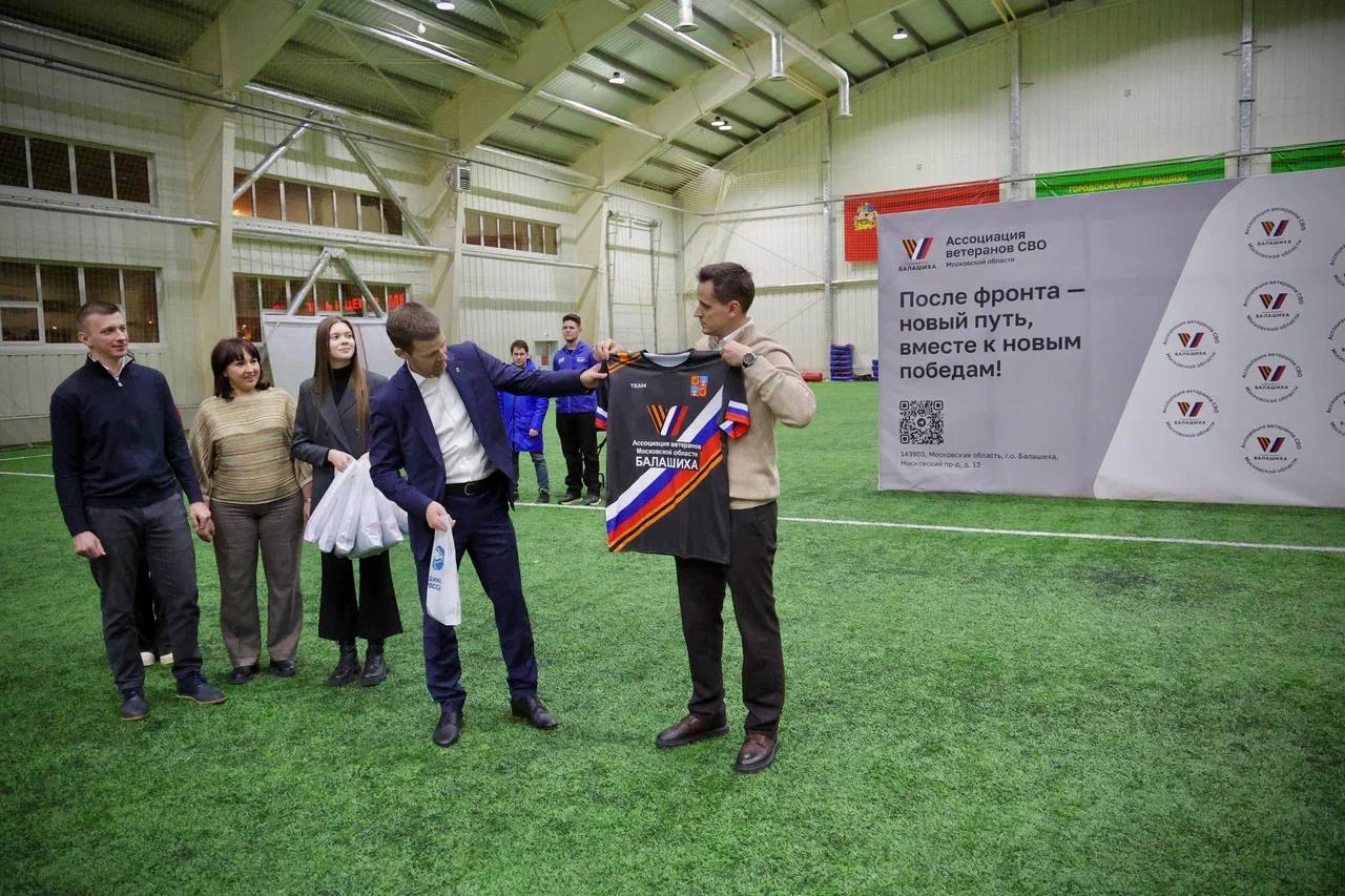 Сергей Юров: Команда настоящих Героев. В конце дня поприветствовал футбольную команду Балашихинского отделения Ассоциации ветеранов СВО «Штурм» перед их товарищеским матчем с командой ПАО «АК «Рубин» Сергей Юров: Команда настоящих Героев. В конце дня поприветствовал футбольную команду Балашихинского отделения Ассоциации ветеранов СВО «Штурм» перед их товарищеским матчем с командой ПАО «АК «Рубин»