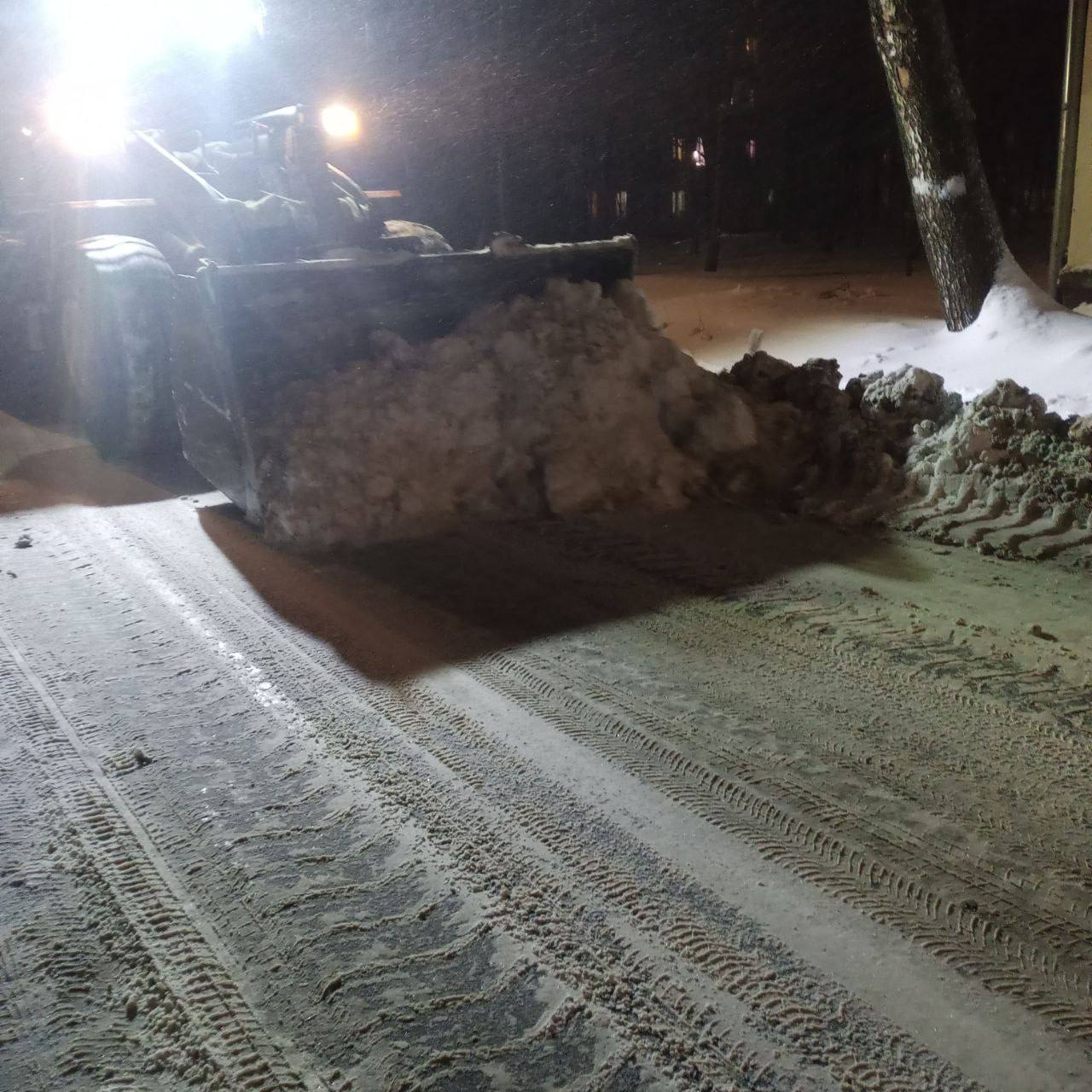 С улиц города за сутки вывезли 2,5 тысячи тонны снега С улиц города за сутки вывезли 2,5 тысячи тонны снега