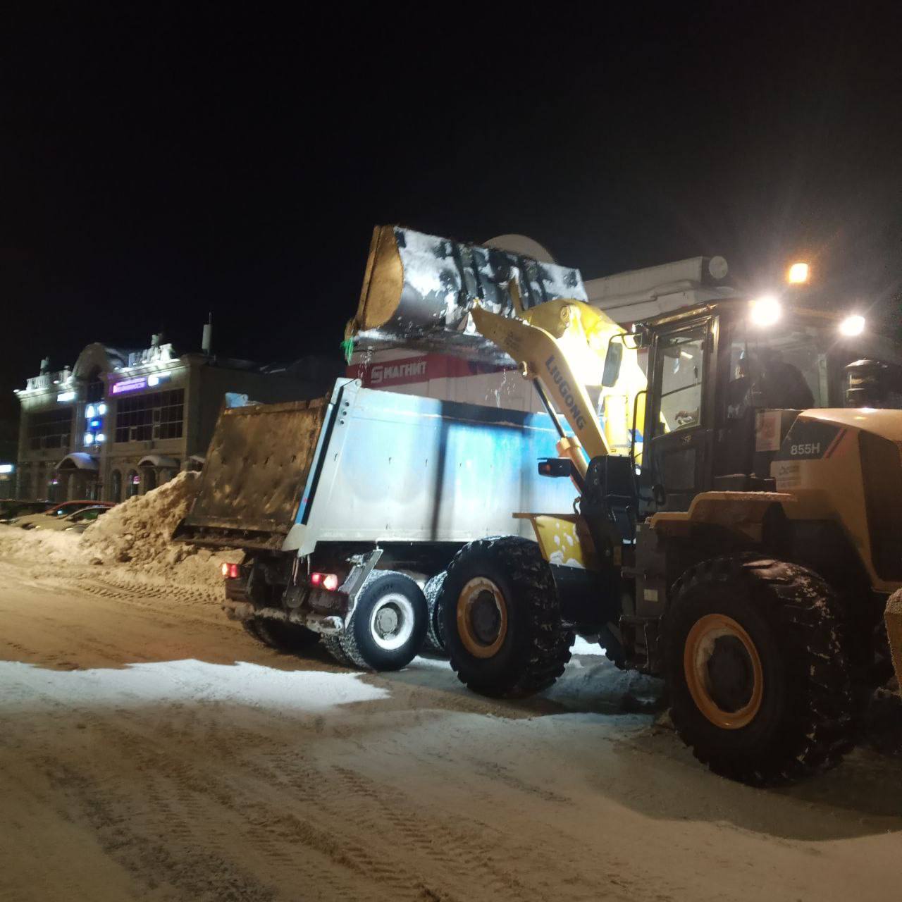 С улиц города за сутки вывезли 2,5 тысячи тонны снега С улиц города за сутки вывезли 2,5 тысячи тонны снега