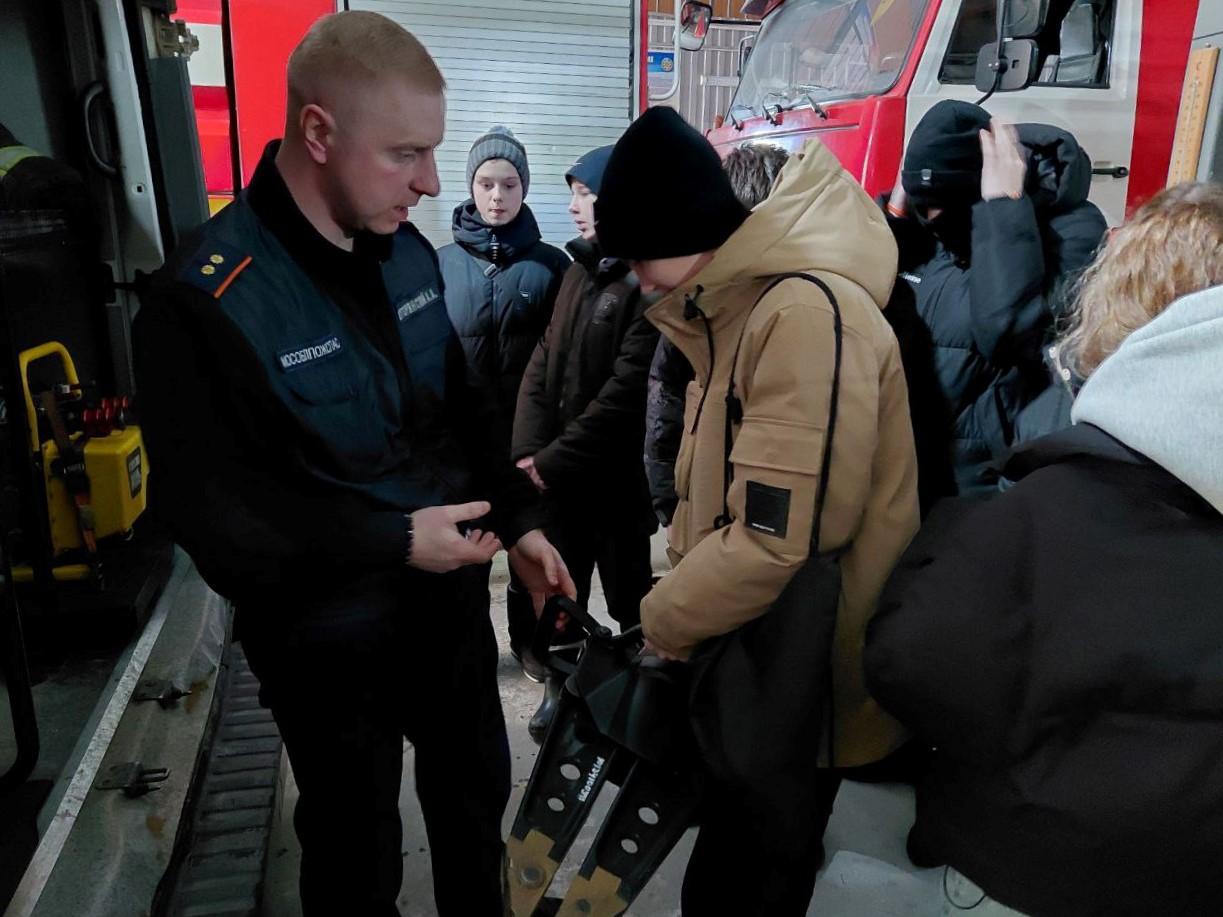 Работники 259-й пожарно-спасательной части ГКУ МО «Мособлпожспас» для учащихся девятых классов «Глуховской школы-интерната № 2» провели познавательную экскурсию по подразделению, расположенному в Богородском округе
