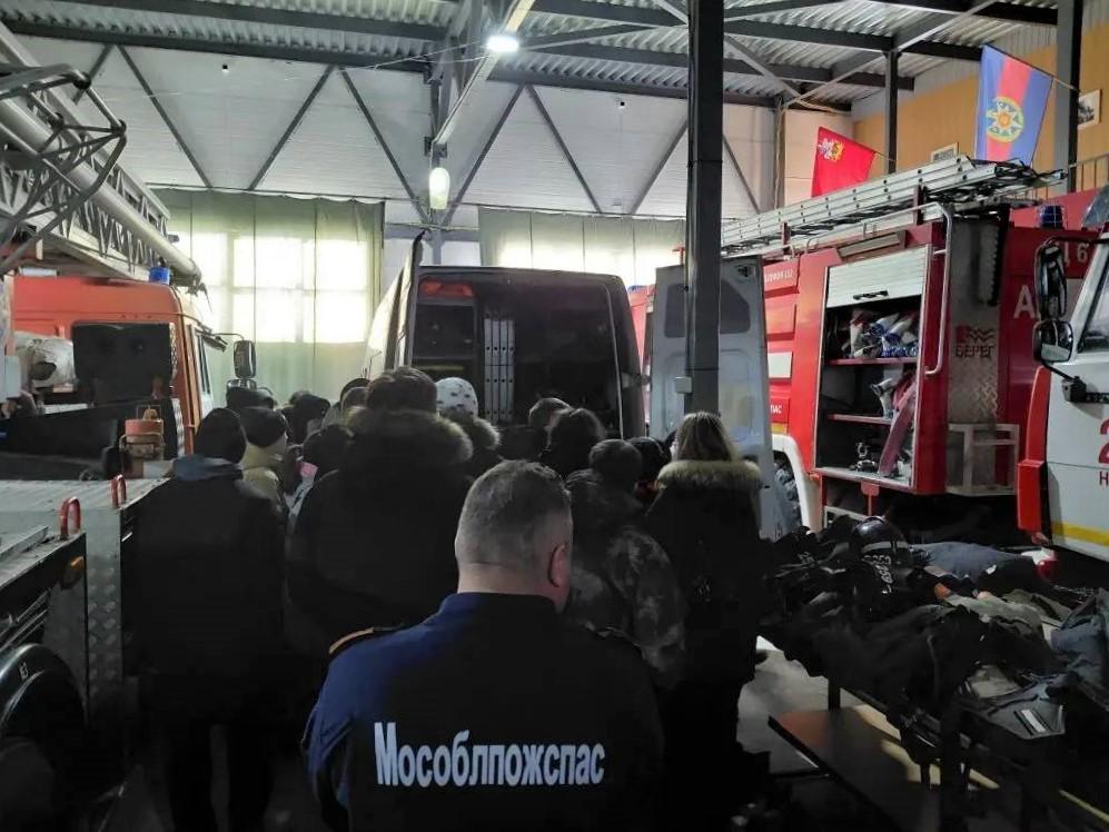 Работники 259-й пожарно-спасательной части ГКУ МО «Мособлпожспас» для учащихся девятых классов «Глуховской школы-интерната № 2» провели познавательную экскурсию по подразделению, расположенному в Богородском округе Работники 259-й пожарно-спасательной части ГКУ МО «Мособлпожспас» для учащихся девятых классов «Глуховской школы-интерната № 2» провели познавательную экскурсию по подразделению, расположенному в Богородском округе