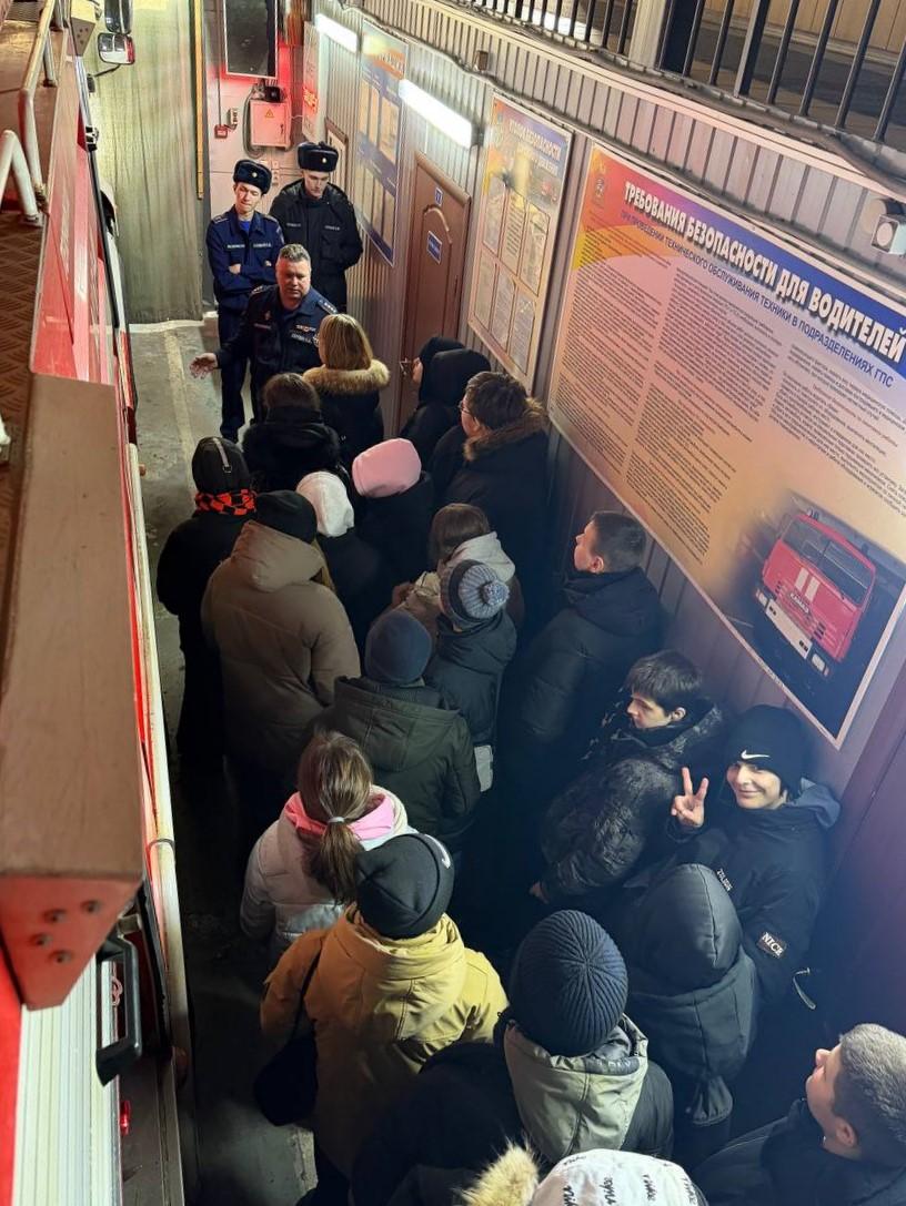 Работники 259-й пожарно-спасательной части ГКУ МО «Мособлпожспас» для учащихся девятых классов «Глуховской школы-интерната № 2» провели познавательную экскурсию по подразделению, расположенному в Богородском округе Работники 259-й пожарно-спасательной части ГКУ МО «Мособлпожспас» для учащихся девятых классов «Глуховской школы-интерната № 2» провели познавательную экскурсию по подразделению, расположенному в Богородском округе