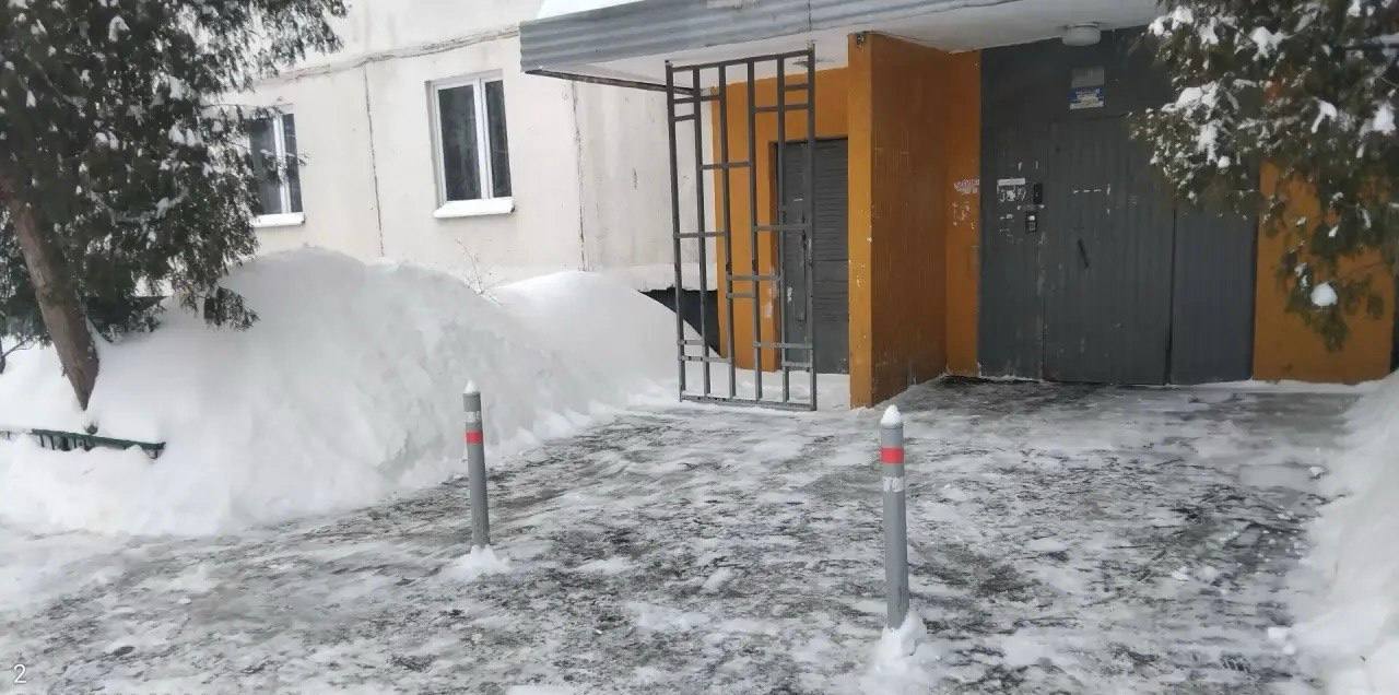 Дворы в Новых Химках расчищают от снега Дворы в Новых Химках расчищают от снега