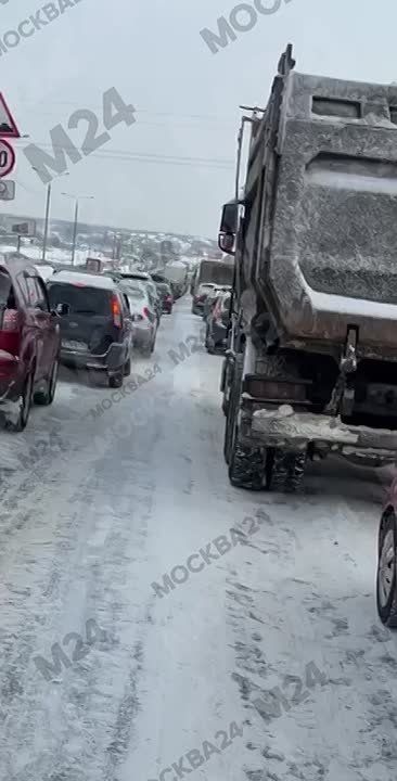 Гигантская пробка на трассе М2. Больше четырёх часов стоят автомобилисты без движения в Подольском районе